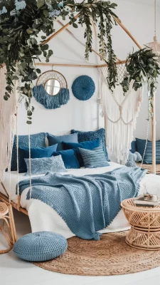 boho slaapkamer blauw met witte muren
