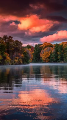 Rivier door een herfstlandschap