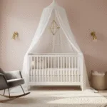 Een luxe Scandinavische kinderkamer met een witte designerocrib en een zachtroze accentmuur, gefotografeerd tijdens het gouden uur. Natuurlijk licht stroomt door de grote witte linnen gordijnen, terwijl er delicate schaduwen ontstaan. Een grijze fluwelen schommelstoel en een geometrische gouden mobilé boven het bed completeren de minimalistische inrichting.