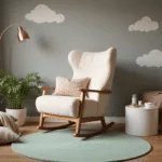 Een serene Scandinavische kinderkamer met een ruime, romeinse schommelstoel in crème, omringd door een muntgroen tapijt en matte grijze muren met handgeschilderde wolkenmotieven. De scène is verlicht door zacht gouden uurlicht dat door sheer linnen gordijnen valt, met een elegante messing vloerlamp die erboven hangt. Een minimalistische witte bijzettafel en een draperende chunky knit throw in havermoutkleur completeren de setting.