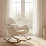 Cinematische brede opname van een serene nursery met een premium crème bouclé schommelstoel, omgeven door zacht ochtendlicht, hoge plafonds, macramé wandhangend boven, en een natuurstenen vloer.