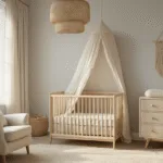 Serene inrichting van een kinderkamer met een natuurlijk lichtinval, lichte muren, een houten wieg met een geweven katoenen canopy, een vintage beige ladekast, en een crème linnen stoel, voorzien van een rotan lampenkap en een wollen berber tapijt.