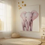 Een hyperrealistische foto van een serene kinderkamer met pastelgekleurde olifantenkunst, gouden licht dat door transparante gordijnen stroomt, warme eikenhouten vloeren, matte witte muren, zachte textielen zoals een crèmekleurig tapijt en macramé wanddecoraties, indirecte LED-verlichting, een vintage witte ladekast met messing handgrepen, en een mobile met gouden sterren.