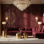 Cinematisch brede opname van een luxe woonkamer met dieprode zijden wandbekleding en een champagnekleurige fluwelen bank, verlicht door het gouden uur, met cruciale details zoals een kristallen kroonluchter en antieke wandlampen.