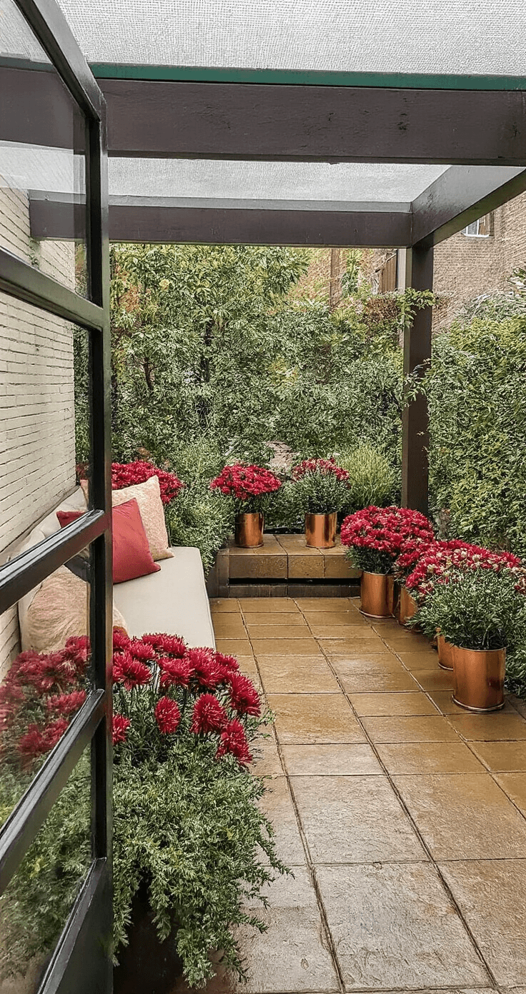 Een beschutte binnenpatio van 5x5 meter tijdens een regenbui, met een overdekte zithoek en winterharde potplanten in een geometrische opstelling.