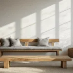 Hyperrealistisch beeld van een handgemaakt houten eetbankje met steigerhout textuur in een warme Scandinavische interieursetting, verlicht door de ochtendzon die door grote ramen valt, grijze linnen kussens en een massief eiken eettafel ernaast, met geweven manden en gedroogde bloemen in een keramieken vaas.