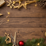 Overhead shot van DIY kerstverlichting materialen op een verweerde houten tafel, met gouden LED-snoeren, bamboe sterframes, mos, kerstballen en gereedschap, verlicht door warm zijlicht in een gezellige hygge sfeer.