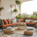 Stijlvol terras met bohemian kussens en LED lichtslingers, omringd door planten in rotan manden en moderne tuinmeubels op antraciet tegels, verlicht door warm avondlicht.