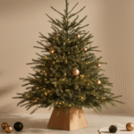 Elegante houten kerstboom in natuurlijk eikenhout met warm LED-licht, versierd met matte zwarte en koperen kerstballen, op een neutrale beige achtergrond, benadrukt door professionele verlichting en een moderne Scandinavische esthetiek.