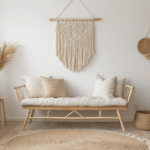 Lichte Scandinavische woonkamer met macramé wandhanger boven een crèmekleurige bank, witte muren, eiken vloer en DIY materialen voor creatieve projecten.